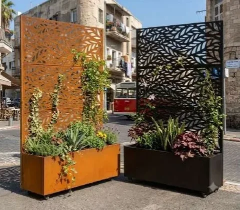 מיכל עם משרבייה – קיר ירוק נייד להסתרה