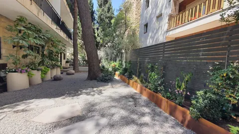 תיחום קורטן לאורך שביל בגינה