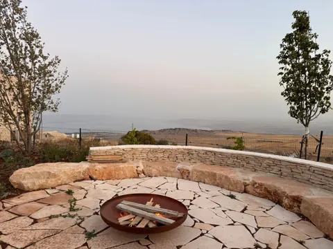 קערת אש מקורטן במעגל ישיבה מאבן עם נוף