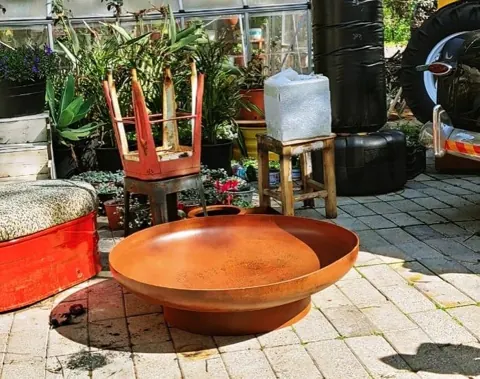 קערת אש רחבה מקורטן בחצר